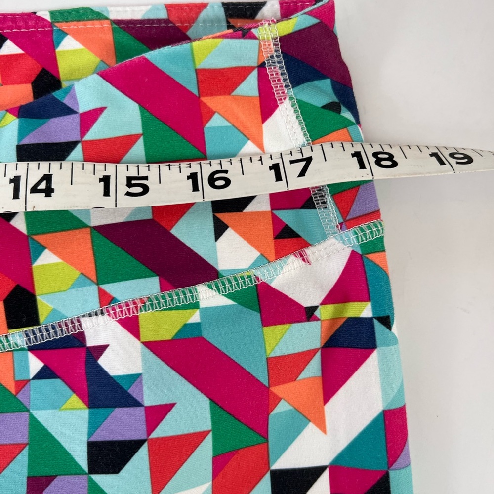 Geometric Patterned Fabletic Capris - Picture 3 of 8